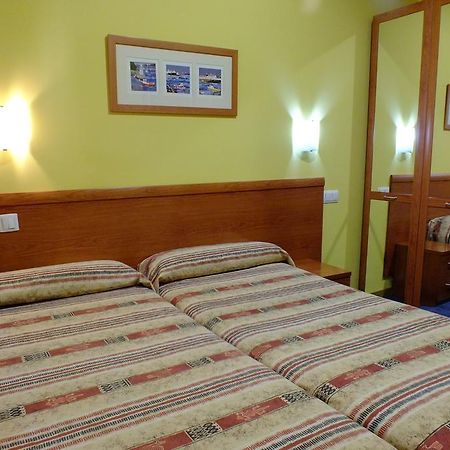 Hostal Los Claveles Torrejón de Ardoz Zewnętrze zdjęcie