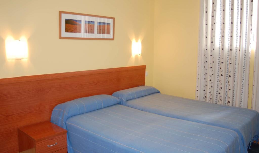 Hostal Los Claveles Torrejón de Ardoz Zewnętrze zdjęcie