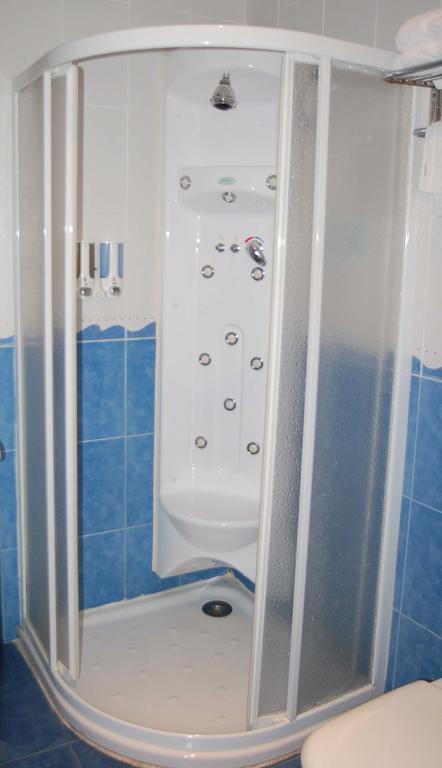Hostal Los Claveles Torrejón de Ardoz Zewnętrze zdjęcie