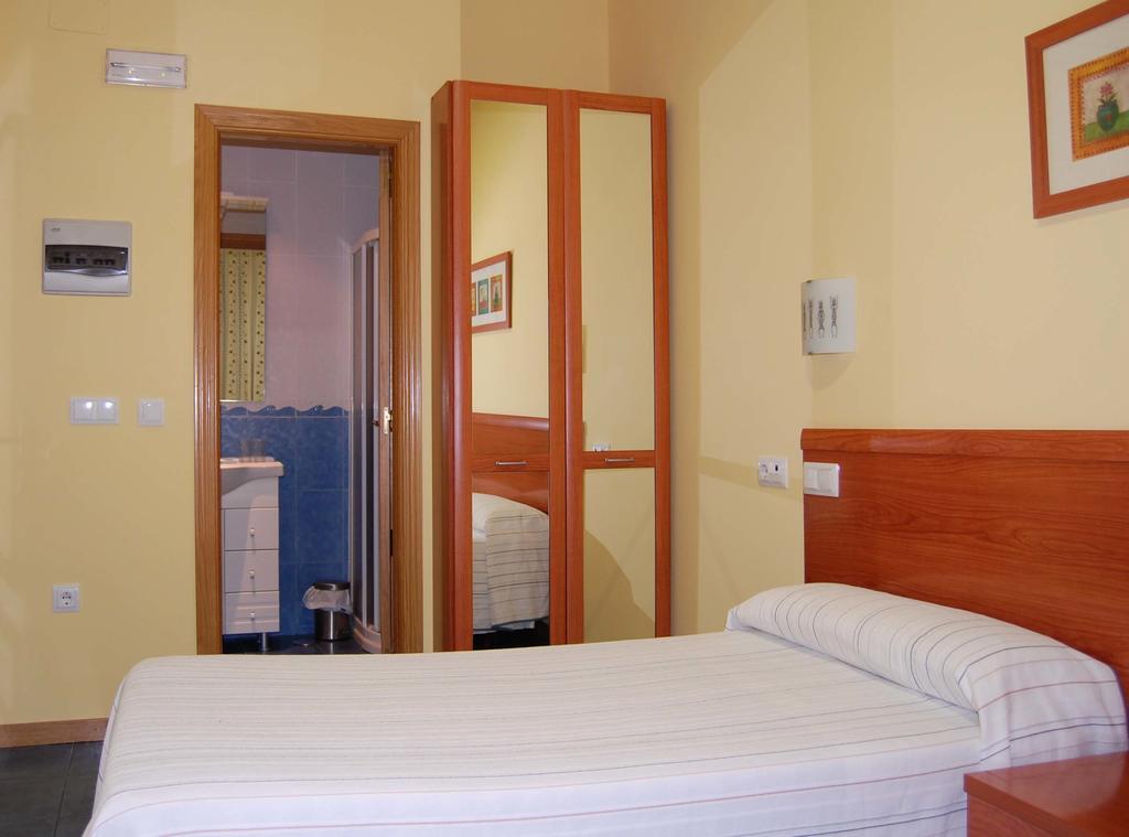 Hostal Los Claveles Torrejón de Ardoz Zewnętrze zdjęcie