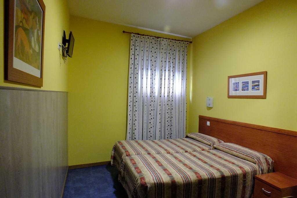 Hostal Los Claveles Torrejón de Ardoz Zewnętrze zdjęcie