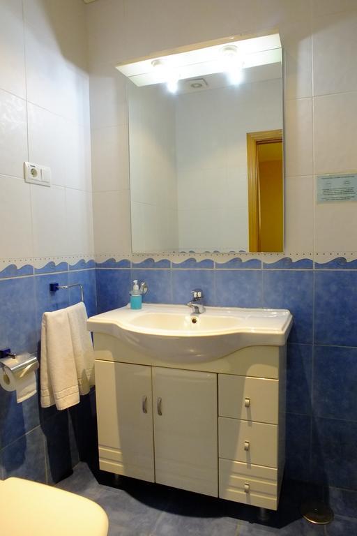 Hostal Los Claveles Torrejón de Ardoz Zewnętrze zdjęcie