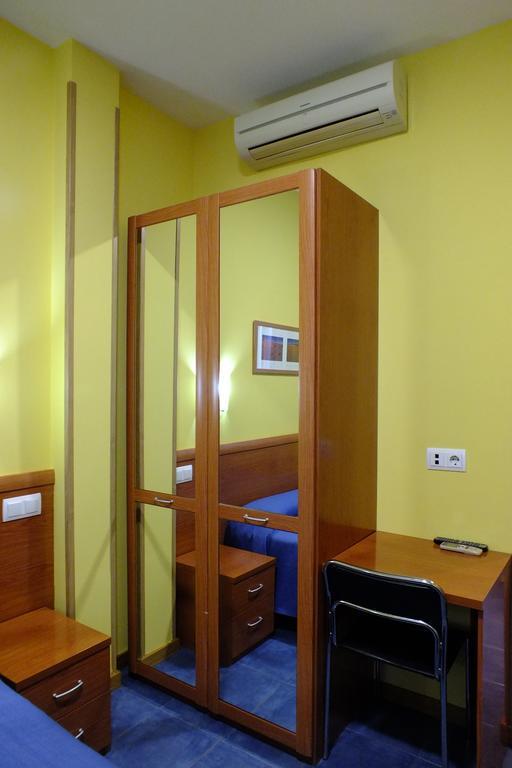 Hostal Los Claveles Torrejón de Ardoz Zewnętrze zdjęcie