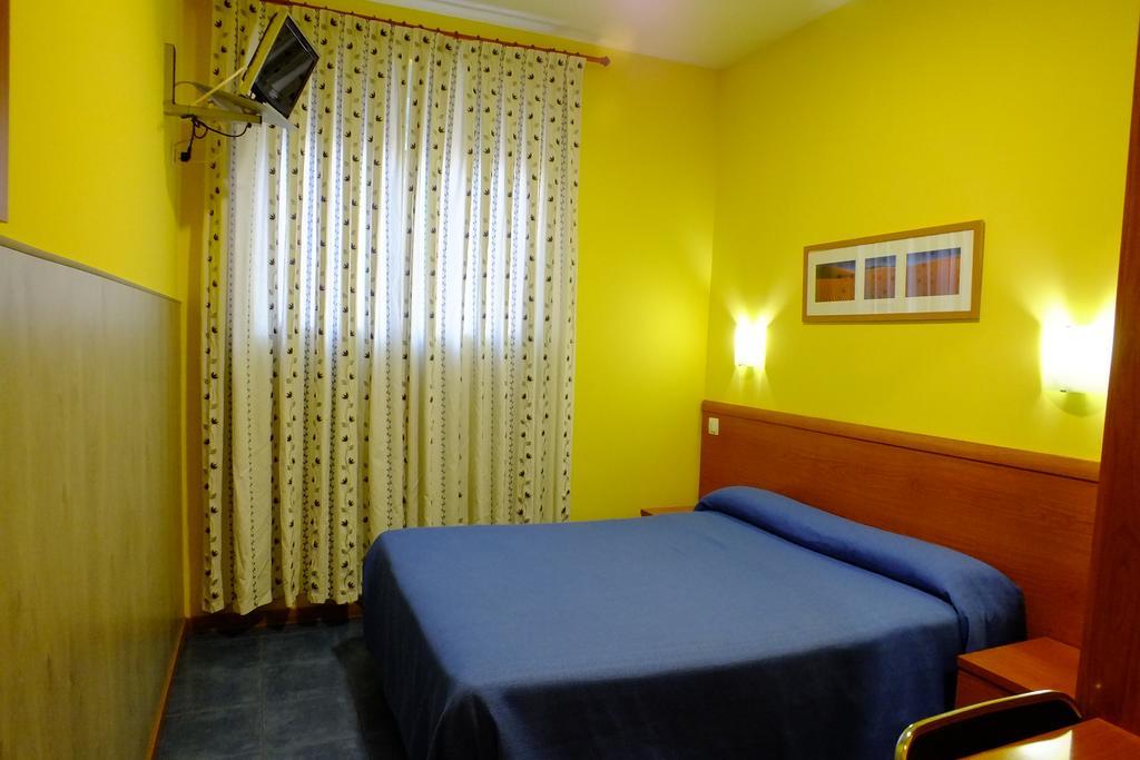 Hostal Los Claveles Torrejón de Ardoz Zewnętrze zdjęcie