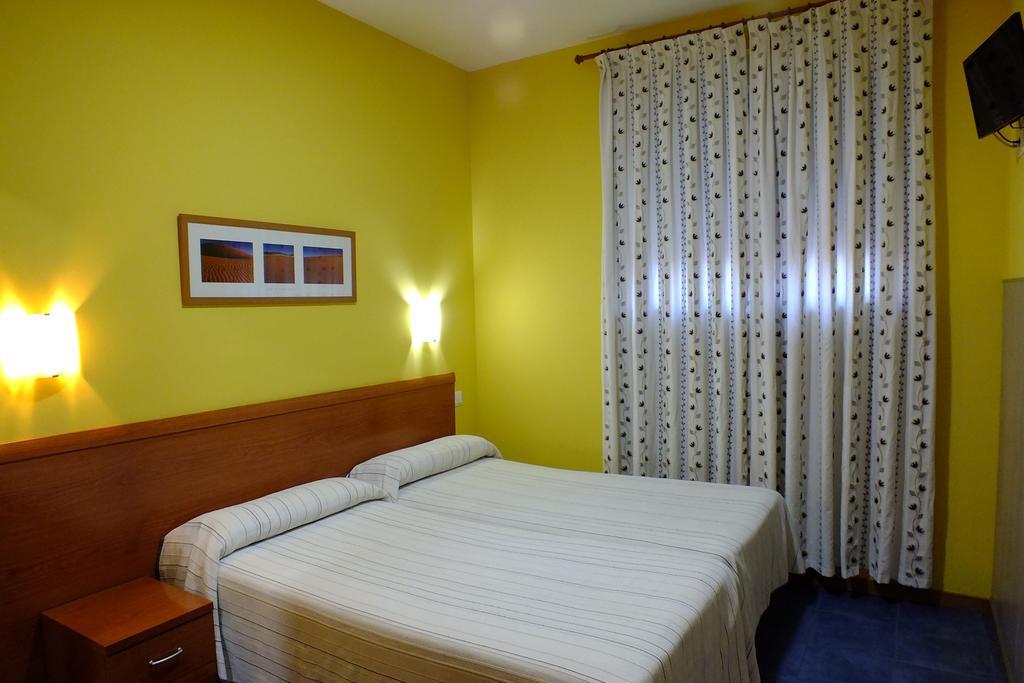 Hostal Los Claveles Torrejón de Ardoz Zewnętrze zdjęcie