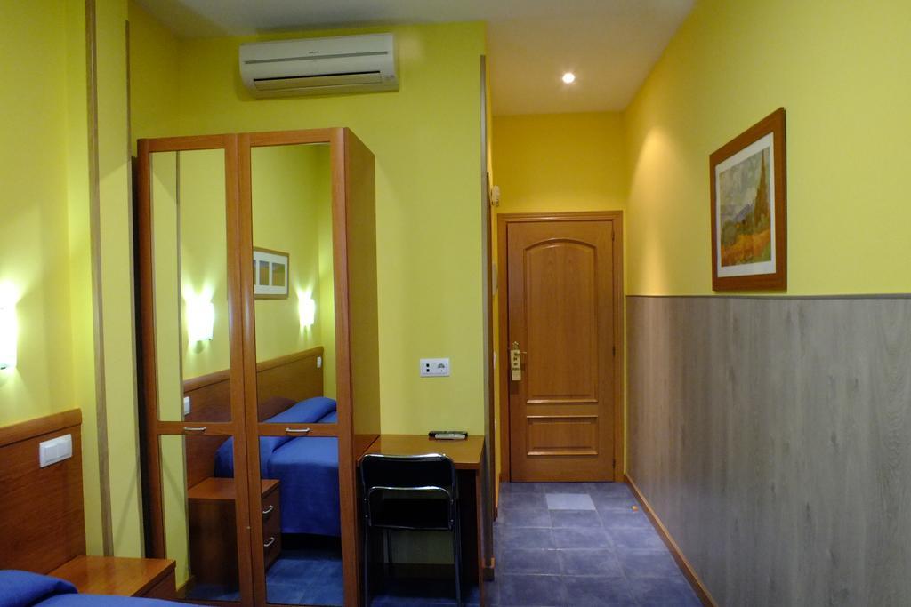 Hostal Los Claveles Torrejón de Ardoz Zewnętrze zdjęcie